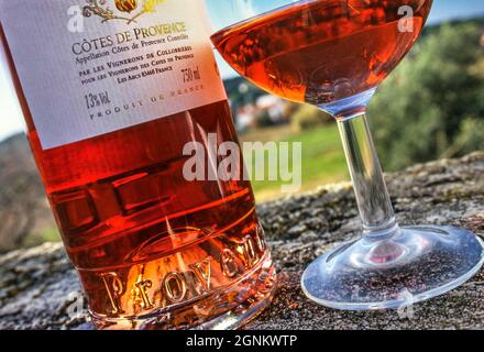 Côtes de Provence Rosé Flaschenetikett und Glas, Nahsicht auf 'Provence' Relief auf Alfresco-Flasche und Glas von Côtes de Provence Rosé, Frankreich. Stockfoto