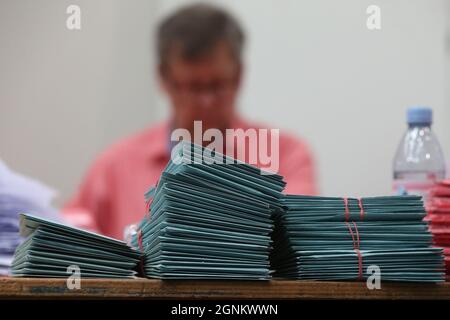 Düsseldorf, Deutschland. September 2021. Die Wahlhelfer bereiten sich darauf vor, die Wahlabwesenden zu zählen. Es wird erwartet, dass diesmal mehr Menschen als je zuvor ihre Stimme per Briefwahl abgegeben haben. Kredit: David Young/dpa/Alamy Live Nachrichten Stockfoto