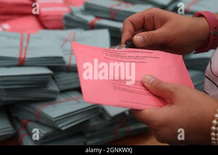 Düsseldorf, Deutschland. September 2021. Die Wahlhelfer bereiten sich darauf vor, die Wahlabwesenden zu zählen. Es wird erwartet, dass diesmal mehr Menschen als je zuvor ihre Stimme per Briefwahl abgegeben haben. Kredit: David Young/dpa/Alamy Live Nachrichten Stockfoto