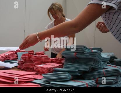 Düsseldorf, Deutschland. September 2021. Die Wahlhelfer bereiten sich darauf vor, die Wahlabwesenden zu zählen. Es wird erwartet, dass diesmal mehr Menschen als je zuvor ihre Stimme per Briefwahl abgegeben haben. Kredit: David Young/dpa/Alamy Live Nachrichten Stockfoto