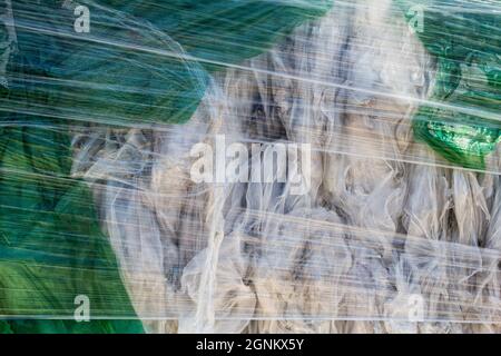 Plastiktüten und anderen Müll hinter einem großen Box-Laden. Stockfoto