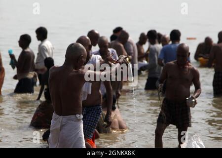 Hinduistische Anhänger führen Pind-Daan-Rituale für den Frieden der Seelen der Vorfahren durch und nehmen am Ufer des Ganges in Prayagraj, Indien, ein heiliges Bad. Stockfoto