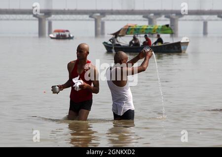 Hinduistische Anhänger führen Pind-Daan-Rituale für den Frieden der Seelen der Vorfahren durch und nehmen am Ufer des Ganges in Prayagraj, Indien, ein heiliges Bad. Stockfoto