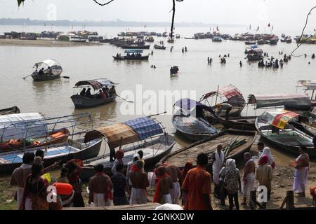 Hinduistische Anhänger führen Pind-Daan-Rituale für den Frieden der Seelen der Vorfahren durch und nehmen am Ufer des Ganges in Prayagraj, Indien, ein heiliges Bad. Stockfoto