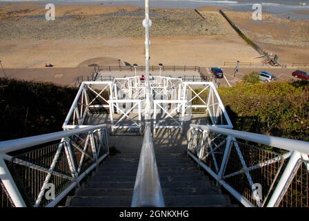 Attraktive Treppen, die Zugang zur Promenade und zum Strand, Cromer, Norfolk, England geben Stockfoto