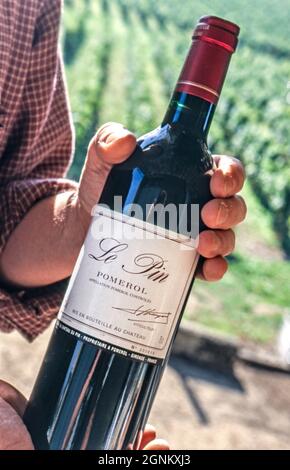 Flasche des legendären Chateau Le Pin Pomerol Rotweins, gehalten von Winzern in den Weinbergen von Chateau Le Pin Pomerol, Gironde, Frankreich. [Pomerol/Bordeaux] Stockfoto