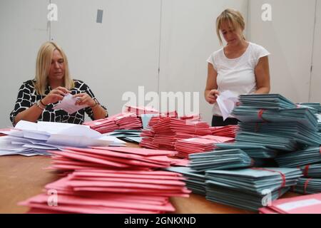 Düsseldorf, Deutschland. September 2021. Die Wahlhelfer bereiten sich darauf vor, die Wahlabwesenden zu zählen. Es wird erwartet, dass diesmal mehr Menschen als je zuvor ihre Stimme per Briefwahl abgegeben haben. Kredit: David Young/dpa/Alamy Live Nachrichten Stockfoto