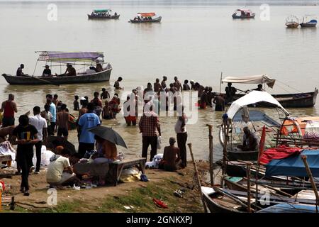 Hinduistische Anhänger führen Pind-Daan-Rituale für den Frieden der Seelen der Vorfahren durch und nehmen am Ufer des Ganges in Prayagraj, Indien, ein heiliges Bad. Stockfoto