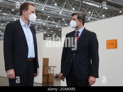 Düsseldorf, Deutschland. September 2021. Der Düsseldorfer Oberbürgermeister Stephan Keller (CDU, l) und der Oberwahlleiter Christian Zaum besuchen Wahlhelfer während der Auszählung der Briefwahlunterlagen. Es wird erwartet, dass diesmal mehr Menschen als je zuvor ihre Stimme per Briefwahl abgegeben haben. Kredit: David Young/dpa/Alamy Live Nachrichten Stockfoto