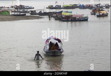 Hinduistische Anhänger führen Pind-Daan-Rituale für den Frieden der Seelen der Vorfahren durch und nehmen am Ufer des Ganges in Prayagraj, Indien, ein heiliges Bad. Stockfoto