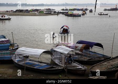 Hinduistische Anhänger führen Pind-Daan-Rituale für den Frieden der Seelen der Vorfahren durch und nehmen am Ufer des Ganges in Prayagraj, Indien, ein heiliges Bad. Stockfoto