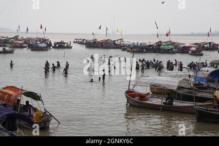 Hinduistische Anhänger führen Pind-Daan-Rituale für den Frieden der Seelen der Vorfahren durch und nehmen am Ufer des Ganges in Prayagraj, Indien, ein heiliges Bad. Stockfoto