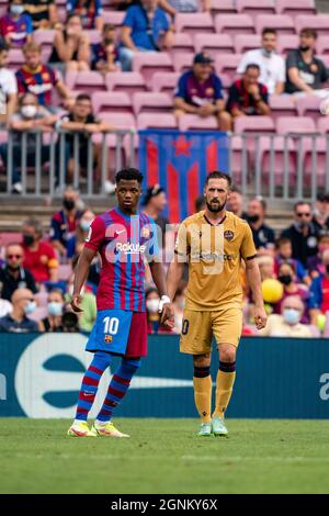 SPANIEN-FUSSBALL-LA LIGA SANTANDER-FCB GEGEN LEVANTE UD. FC Barcelona Spieler (10) Ansu Fati und (20) Jorge Miramón während des La Liga Santander Spiels zwischen FC Barcelona und Levante UD am 26. September 2021 in Camp Nou, Barcelona, Spanien. © Joan Gosa 2021 Stockfoto