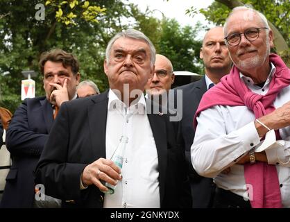 Düsseldorf, Deutschland. September 2021. Der Nordrhein-westfälische Innenminister Herbert Reul (CDU) blickt auf die ersten Projektionen für die Bundestagswahl in der Parteizentrale. Quelle: Roberto Pfeil/dpa/Alamy Live News Stockfoto