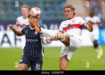 Stadt Bochum, Deutschland. 26. Sep, 2021. firo: 26.09.2021, Fuvuball, 1. Bundesliga, Saison 2021/2022, VfL Bochum - VfB Stuttgart 0: 0 Borna SOSA, Stuttgart Rechts gegen ASANO/dpa/Alamy Live News Stockfoto