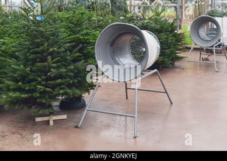 Weihnachtsbaum auf einem Markt und Wickelgerät Stockfoto