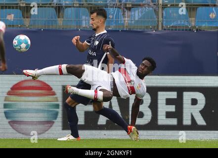 Stadt Bochum, Deutschland. 26. Sep, 2021. firo: 26.09.2021, Fuvuball, 1. Bundesliga, Saison 2021/2022, VfL Bochum - VfB Stuttgart 0: 0 MANGALA, Stuttgart vorne gegen MASOVIC/dpa/Alamy Live News Stockfoto