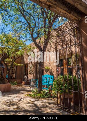 Mountain Trails Fine Art Gallery, Innenhof, Innenstadt von Santa Fe, New Mexico. Stockfoto