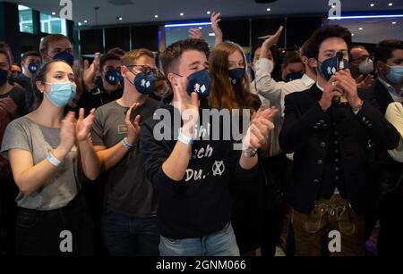 München, Deutschland. September 2021. Anhänger der CSU folgen den ersten Prognosen im Parteihauptquartier während der CSU-Wahlpartei. Quelle: Sven Hoppe/dpa/Alamy Live News Stockfoto