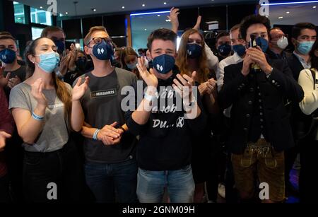 München, Deutschland. September 2021. Anhänger der CSU folgen den ersten Prognosen im Parteihauptquartier während der CSU-Wahlpartei. Quelle: Sven Hoppe/dpa/Alamy Live News Stockfoto