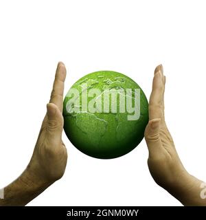 Männliche und weibliche Hand, die einen grünen Planeten Erde hält Stockfoto