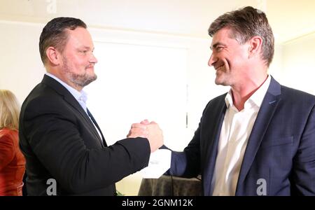 Schwerin, Deutschland. September 2021. Rene Domke (l-r), Spitzenkandidat der FDP für die Landtagswahl in Mecklenburg-Vorpommern, und Hagen Reinhold (FDP), Bundestagsabgeordneter, gratulieren sich zum Wahlergebnis. Nach ersten Prognosen wird es die FDP in den Schweriner landtag schaffen. Quelle: Bernd Wüstneck/dpa-Zentralbild/dpa/Alamy Live News Stockfoto