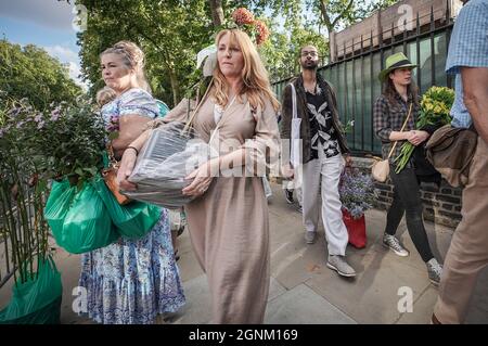 London, Großbritannien. September 2021. Verkauf der Chelsea Flower Show-Pflanze. Am letzten Tag der RHS Chelsea Flower Show, bei der viele Aussteller ihre Pflanzen zu verwerflichen Preisen an die Öffentlichkeit verkaufen, werden die Schnäppchen schnell erledigt. Kredit: Guy Corbishley/Alamy Live Nachrichten Stockfoto