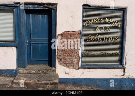 Traditionelles walisisches Anwaltsbüro mit blauer Tür und verwitterter Fassade Stockfoto