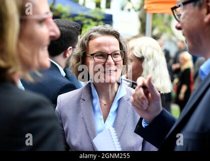 Düsseldorf, Deutschland. September 2021. Ina Scharrenbach (CDU), Ministerin des Innern, der Stadt, des Bauens und der Gleichstellung des Landes Nordrhein-Westfalen, spricht nach den ersten Projektionen mit Journalisten in der Parteizentrale. Quelle: Roberto Pfeil/dpa/Alamy Live News Stockfoto