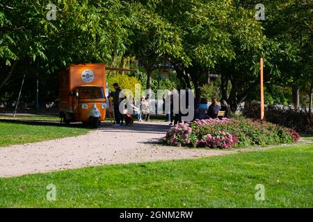 Helsinki / Finnland - 26. SEPTEMBER 2021: An einem sonnigen Herbsttag stehen Menschen vor einem mobilen Eiscafé. Stockfoto