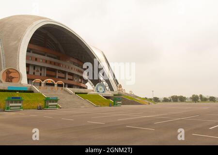 PJÖNGJANG, NORDKOREA - 27. JULI 2015: Das Rungrado 1. Mai-Stadion auf der Insel Rungra in Pjöngjang, Nordkorea. Es wird am 1. Mai 1989 eröffnet, mit 1 Stockfoto