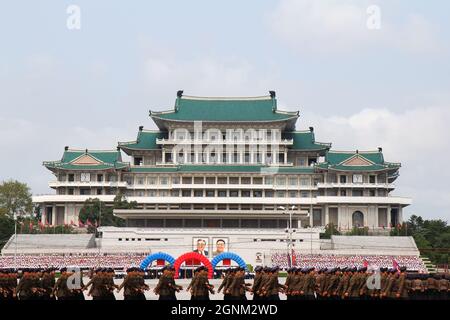 PJÖNGJANG, NORDKOREA - 26. JULI 2015: Großes Volksstudiorhaus auf dem Kim Il Sung Platz in Pjöngjang, Nordkorea. Es ist die zentrale Bibliothek Establis Stockfoto