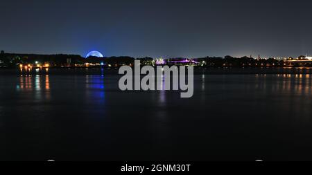 Biosphäre und Trois Disques Skulptur über dem St. Lawrence River in Montreal, Quebec, Kanada Stockfoto