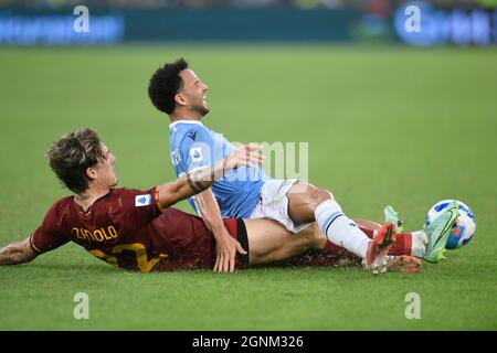 Roma, Italien. September 2021. Nicolo Zaniolo von AS Roma und Willi Anderson von der SS Lazio während des Fußballspiels der Serie A zwischen der SS Lazio und AS Roma calcio im Olimpico-Stadion in Rom (Italien), 26. September 2021. Foto Antonietta Baldassarre/Insidefoto Kredit: Insidefoto srl/Alamy Live News Stockfoto