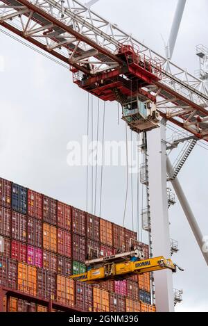 Southampton, England, Großbritannien. 2021. Schiffahrtscontainer, die auf einem Containerschiff neben einem tiefen Hafen der WDP World, Dater, gestapelt sind. Stockfoto