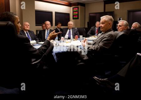 Präsident Barack Obama fällt beim Treffen des nationalen Sicherheitsberaters General James Jones mit ehemaligen nationalen Sicherheitsberatern im Situationsraum des Weißen Hauses, 24. März 2010. Am Tisch sitzen von links Brent Scowcroft, Robert 'Bud' McFarlane, Colin Powell, Dennis Ross, Senior Director für die zentrale Region, Sandy Berger, Frank Carlucci und Zbigniew Brzezinski. (Offizielles Foto des Weißen Hauses von Pete Souza) Dieses offizielle Foto des Weißen Hauses wird nur zur Veröffentlichung durch Nachrichtenorganisationen und/oder zum persönlichen Druck durch die Betreffzeile(en) des Fotos zur Verfügung gestellt. Th Stockfoto