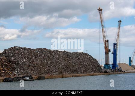 Southampton, England, Großbritannien. 2021. Stapel von Schrott-Metallen auf einer Andockseite, die darauf warten, zum Recycling exportiert zu werden. Stockfoto