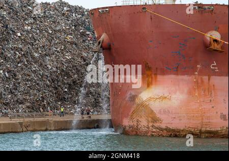 Southampton, England, Großbritannien. 2021. Ein Massengutfrachter neben dem Liegeplatz mit Ballastwasser, das aus dem Bugbereich des Schiffes gepumpt wird. Stockfoto