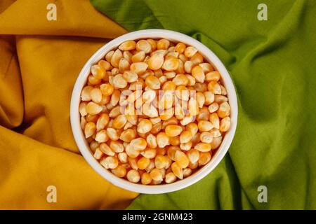 Graos de Milho na tigela com as Cores do Brasil Stockfoto