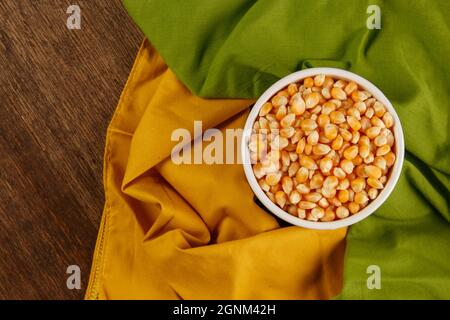 Graos de Milho na tigela com as Cores do Brasil Stockfoto