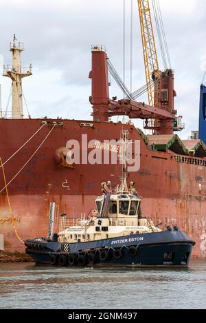 Southampton, England, Großbritannien. 2021. Schlepper manövriert ein Bulk-Carrier-Schiff zu ihrem Liegeplatz im Hafen von Southampton, einem britischen Hafen.Southampton. Stockfoto