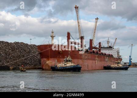 Southampton, England, Großbritannien. 2021. Schlepper manövriert ein Bulk-Carrier-Schiff zu ihrem Liegeplatz im Hafen von Southampton, einem britischen Hafen.Southampton. Stockfoto