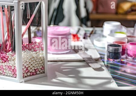 Set von professionellen Maniküre-Tools auf dem Tisch. Stockfoto