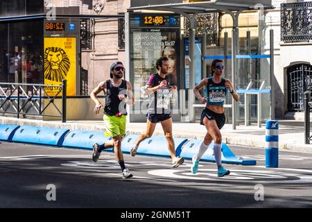 Madrid, Spanien - 26. September 2021: Gruppe von Läufern, die während des Rock and Roll Marathons in Madrid in vollem Einsatz waren Stockfoto