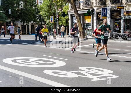 Madrid, Spanien - 26. September 2021: Gruppe von Läufern, die während des Rock and Roll Marathons in Madrid in vollem Einsatz waren Stockfoto