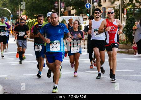 Madrid, Spanien - 26. September 2021: Gruppe von Läufern, die während des Rock and Roll Marathons in Madrid in vollem Einsatz waren Stockfoto