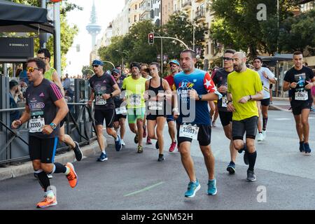 Madrid, Spanien - 26. September 2021: Gruppe von Läufern, die während des Rock and Roll Marathons in Madrid in vollem Einsatz waren Stockfoto