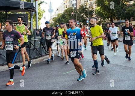 Madrid, Spanien - 26. September 2021: Gruppe von Läufern, die während des Rock and Roll Marathons in Madrid in vollem Einsatz waren Stockfoto