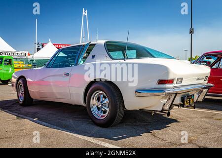 Reno, NV - 4. August 2021: 1963 Studebaker Avanti Coupe auf einer lokalen Automobilmesse. Stockfoto