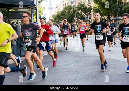 Madrid, Spanien - 26. September 2021: Gruppe von Läufern, die während des Rock and Roll Marathons in Madrid in vollem Einsatz waren Stockfoto